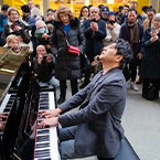 郎朗在伦敦圣潘克拉斯车站演奏钢琴，瞬间吸引大批群众围观，水平令人惊叹
