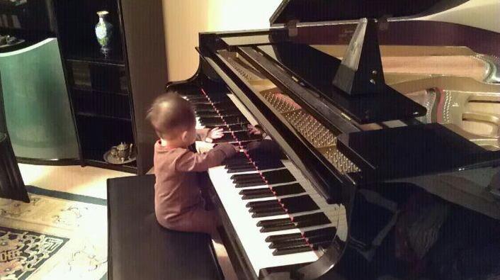 刘畊宏儿子在弹钢琴