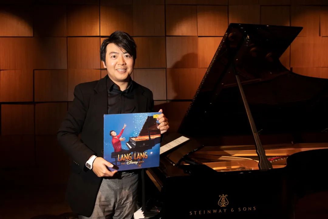 当地时间9月26日，钢琴家郎朗为新专辑《郎朗的迪士尼》在美国纽约举行新闻发布会，阐述创作理念。图为郎朗在发布会上演奏新专辑曲目片段。